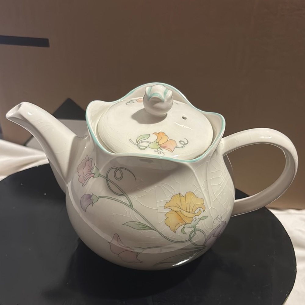 Sweet Pea White and Yellow Teapot Coffee & Tea Accessory